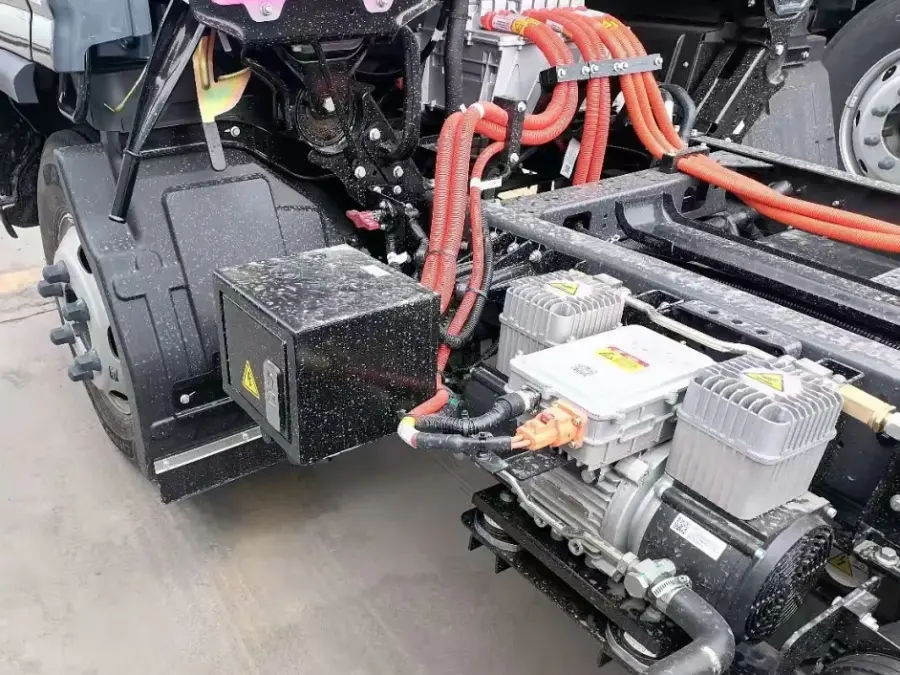 Dual-cylinder air compressor fitted to an electric light truck